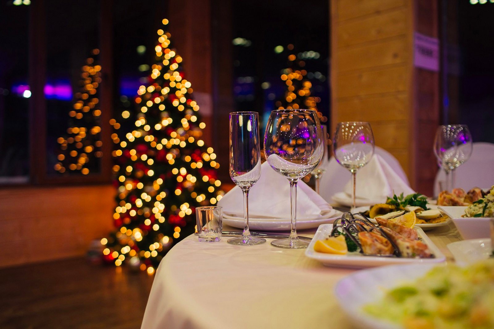 cuisine setting with Christmas tree in background